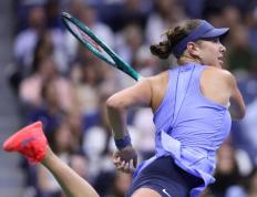 包含阿扎伦卡爆冷击败巴塞罗那，问鼎冠军引爆全场！的词条